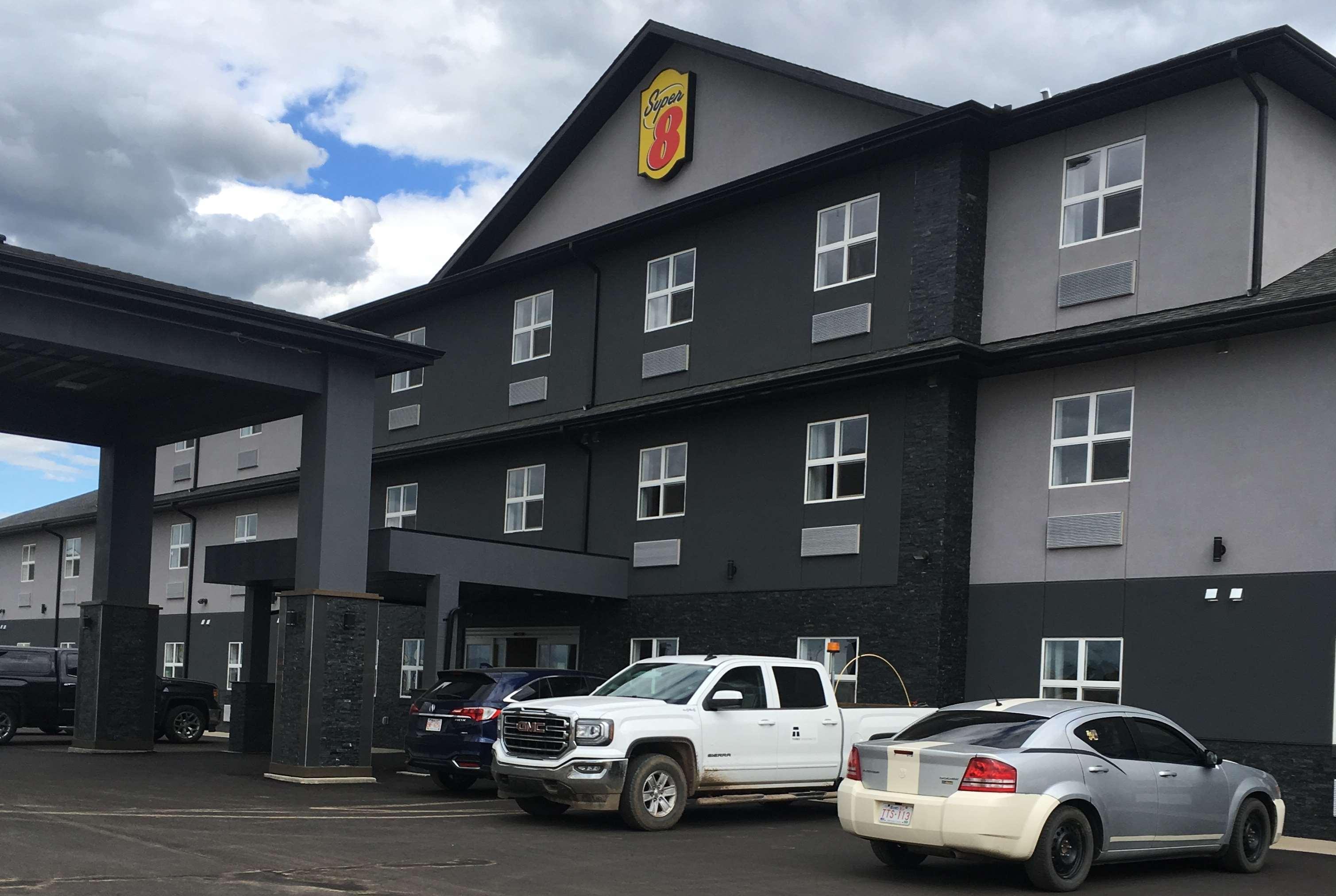 Super 8 By Wyndham Hardisty Exterior foto